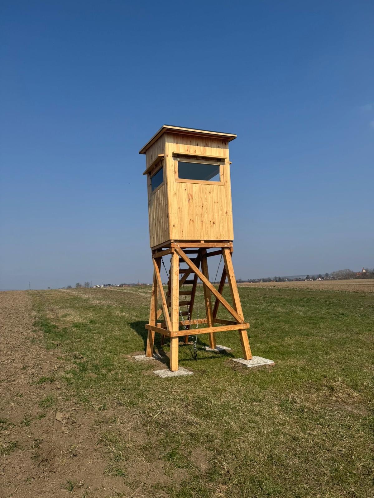 Jagdkanzel Hochalmspitze aus Kiefernholz im Revier