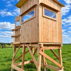 Jagdkanzel Komfort aus Lärchenholz mit Unterbau und großen Sichtfenstern.